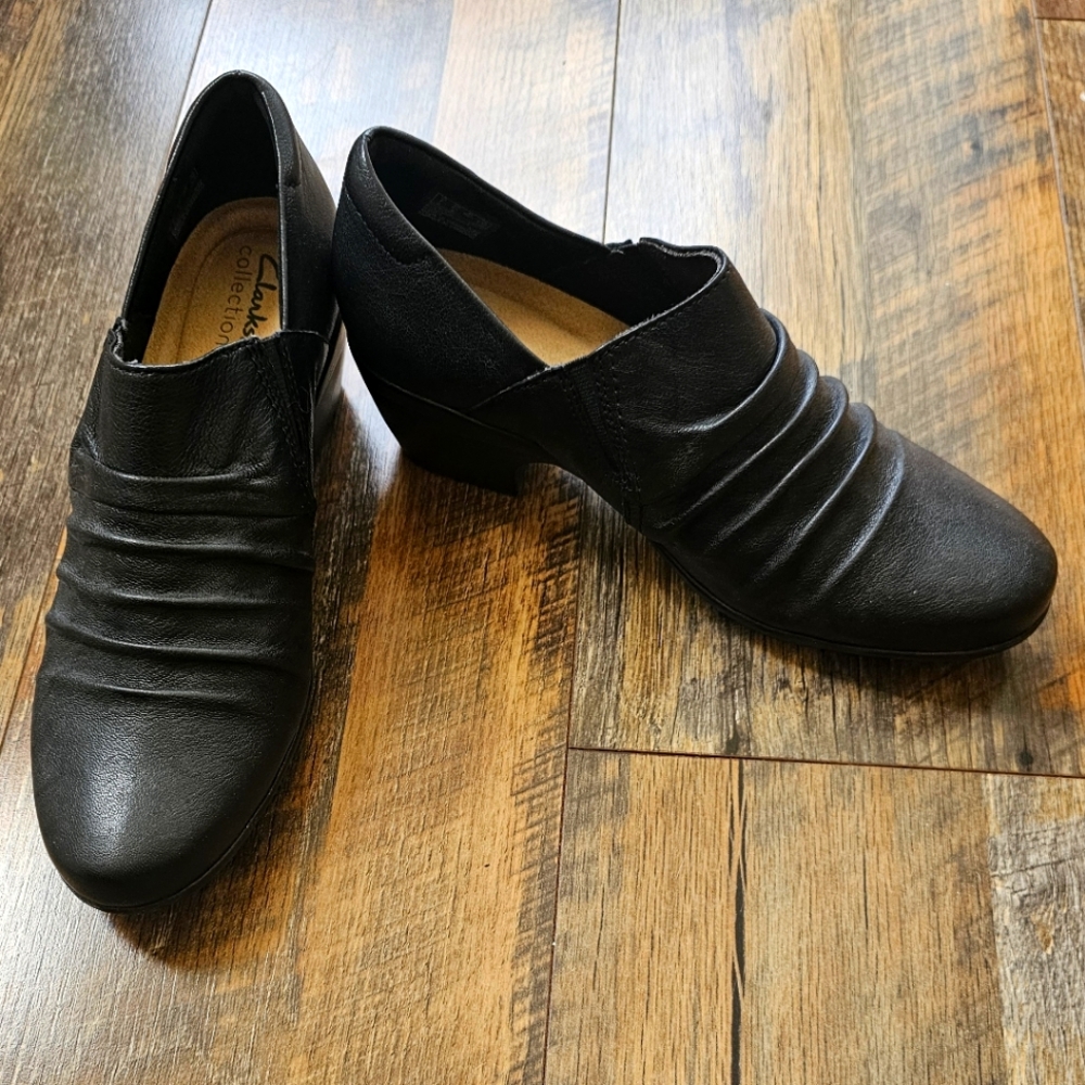 Like New Clarks Collection Block Pumps Size 8.5